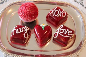 2-hulet-hulet-red-valentine-chocolates-cupcake